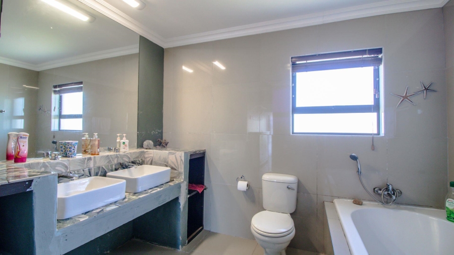 6 Bedroom Property for Sale in Gonubie Eastern Cape